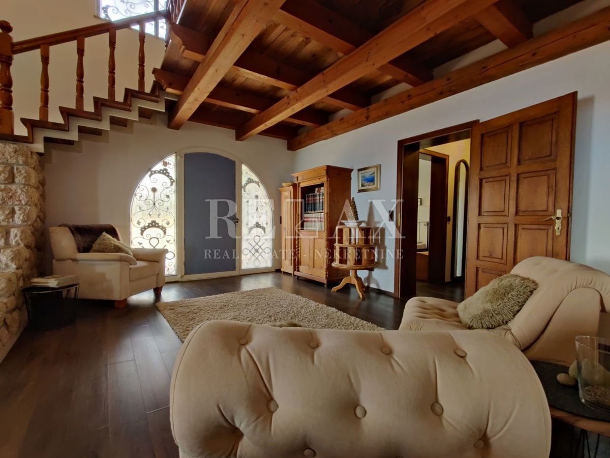 CRIKVENICA, JADRANOVO - Casa con ampio giardino di 2.010 m2