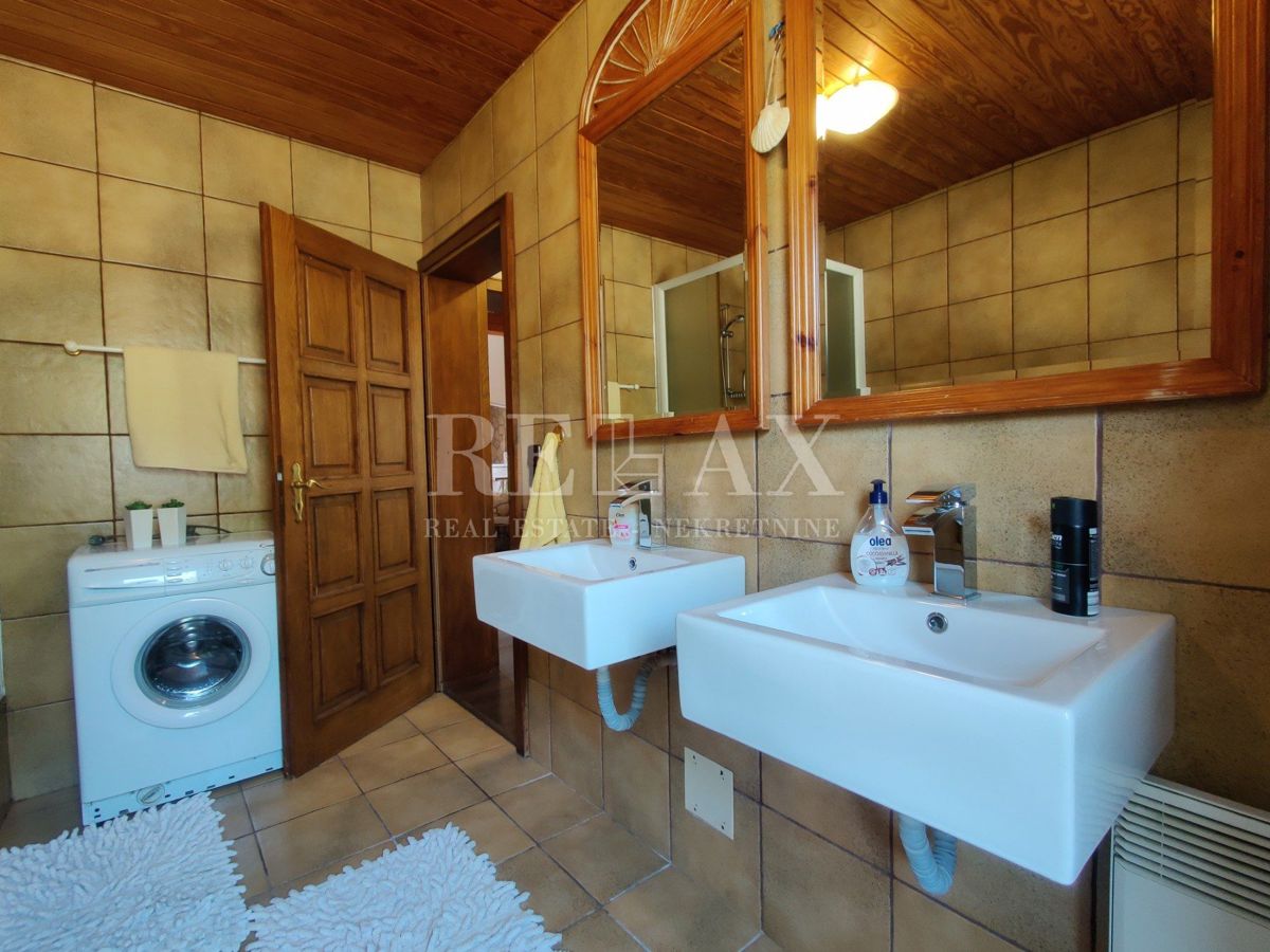 CRIKVENICA, JADRANOVO - Casa con ampio giardino di 2.010 m2