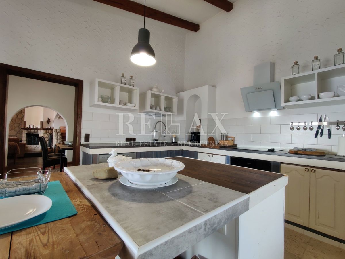 CRIKVENICA, JADRANOVO - Casa con ampio giardino di 2.010 m2