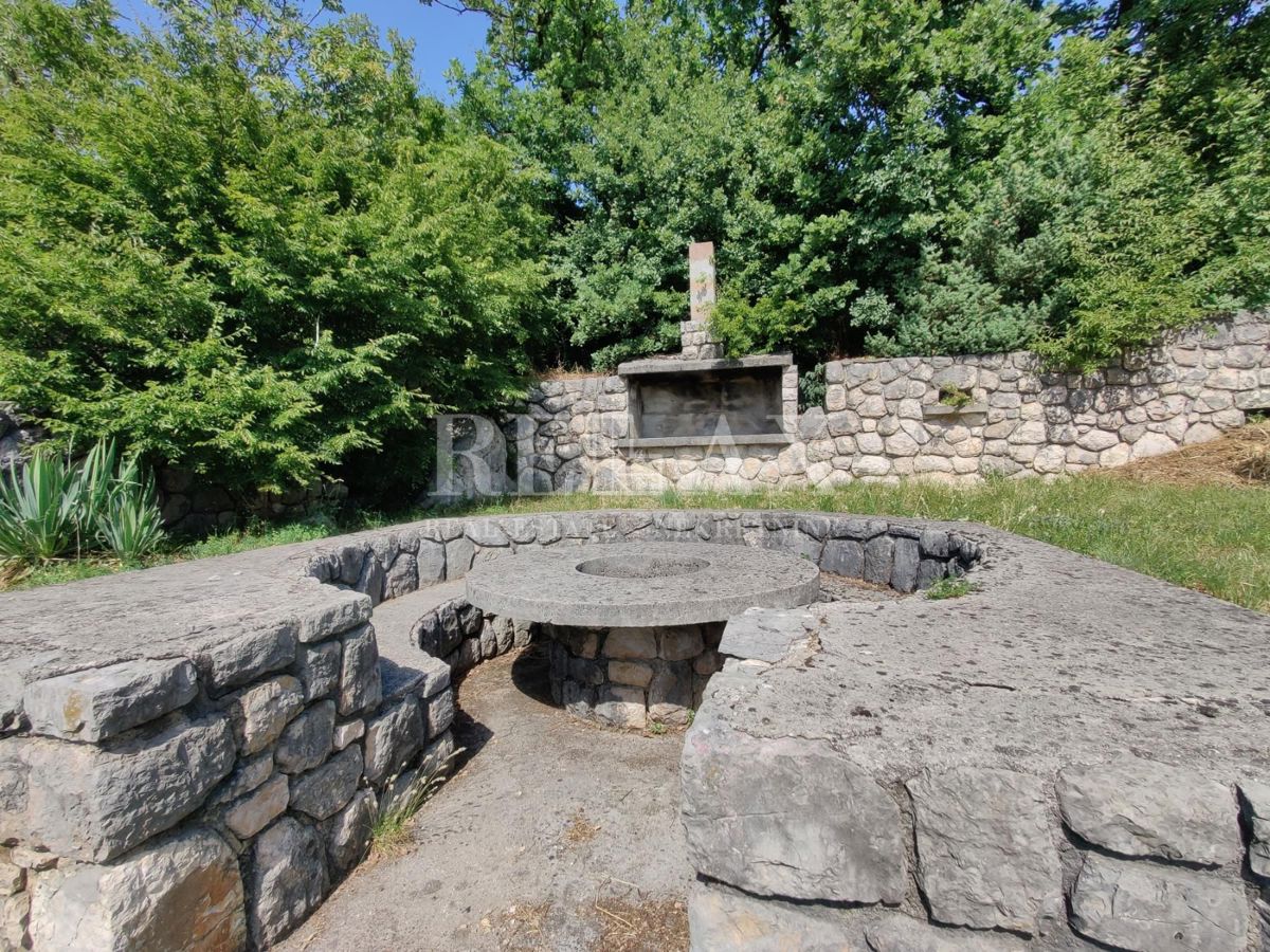 CRIKVENICA, JADRANOVO - Casa con ampio giardino di 2.010 m2