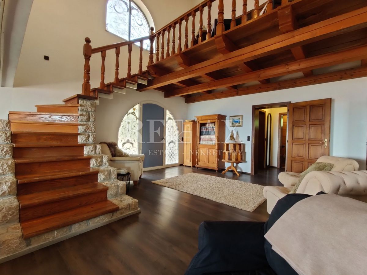 CRIKVENICA, JADRANOVO - Casa con ampio giardino di 2.010 m2