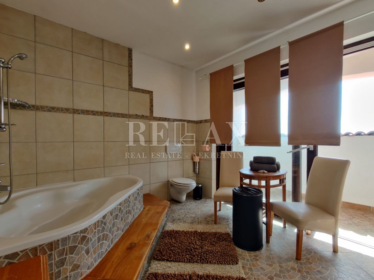 CRIKVENICA, JADRANOVO - Casa con ampio giardino di 2.010 m2