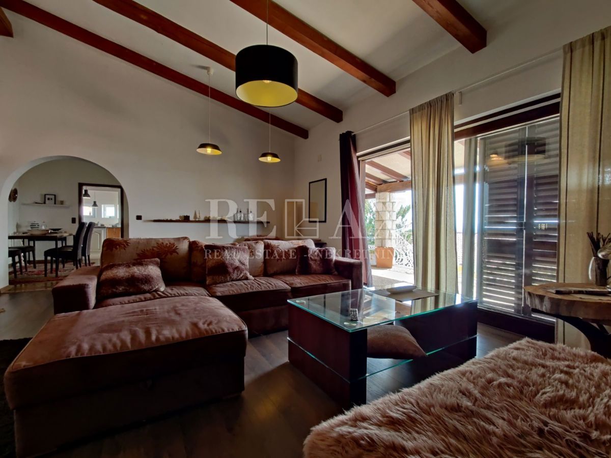 CRIKVENICA, JADRANOVO - Casa con ampio giardino di 2.010 m2