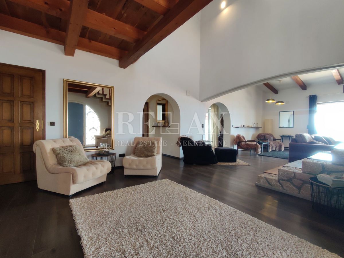 CRIKVENICA, JADRANOVO - Casa con ampio giardino di 2.010 m2