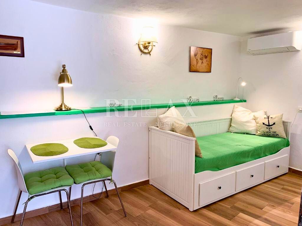 Isola di Krk, Baška - casa in pietra con 2 appartamenti