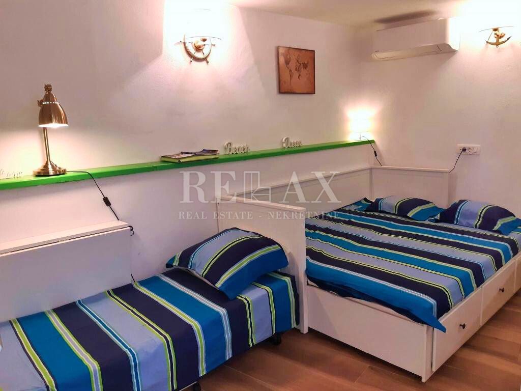 Isola di Krk, Baška - casa in pietra con 2 appartamenti