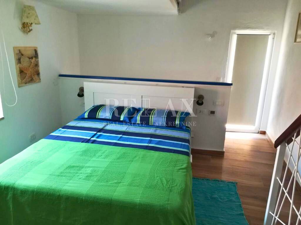 Isola di Krk, Baška - casa in pietra con 2 appartamenti