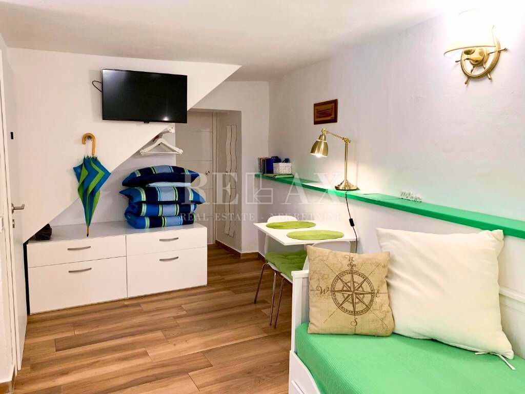 Isola di Krk, Baška - casa in pietra con 2 appartamenti