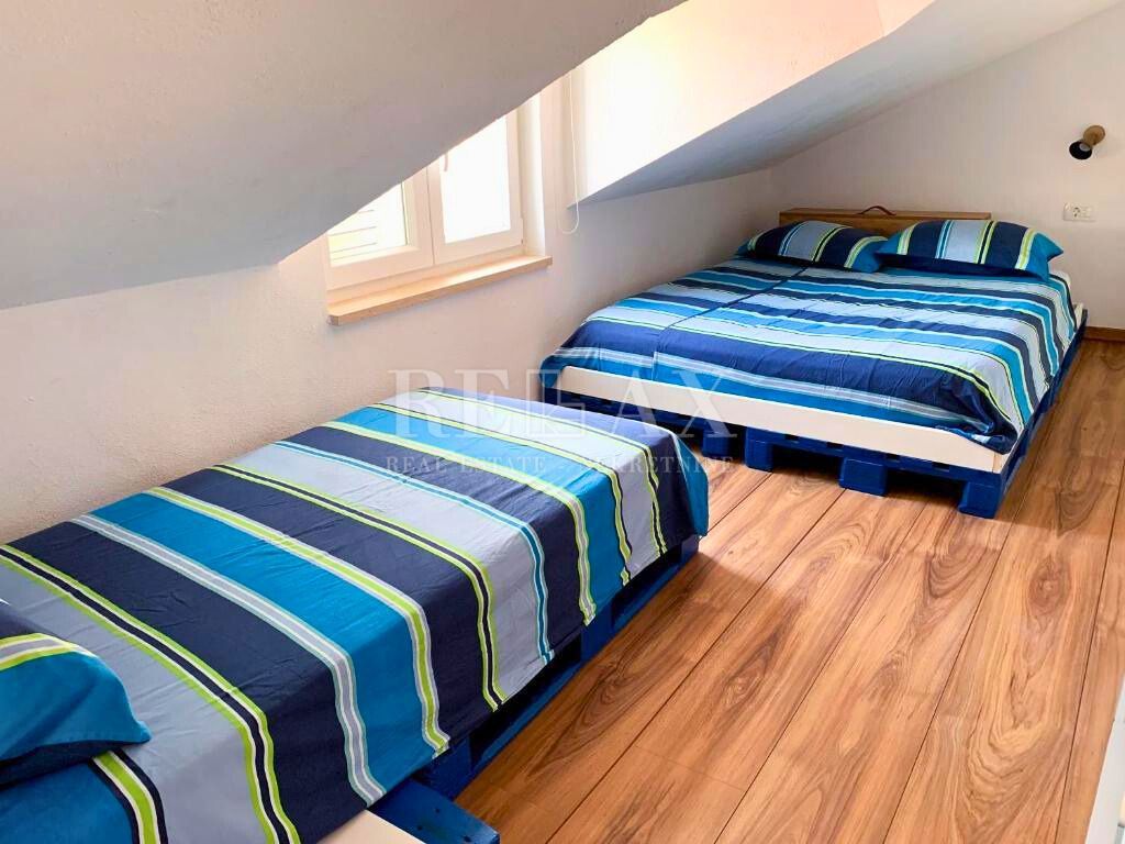 Isola di Krk, Baška - casa in pietra con 2 appartamenti