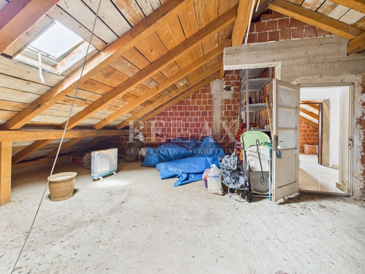 Crikvenica – Appartamento trilocale con garage e mansarda non rifinita