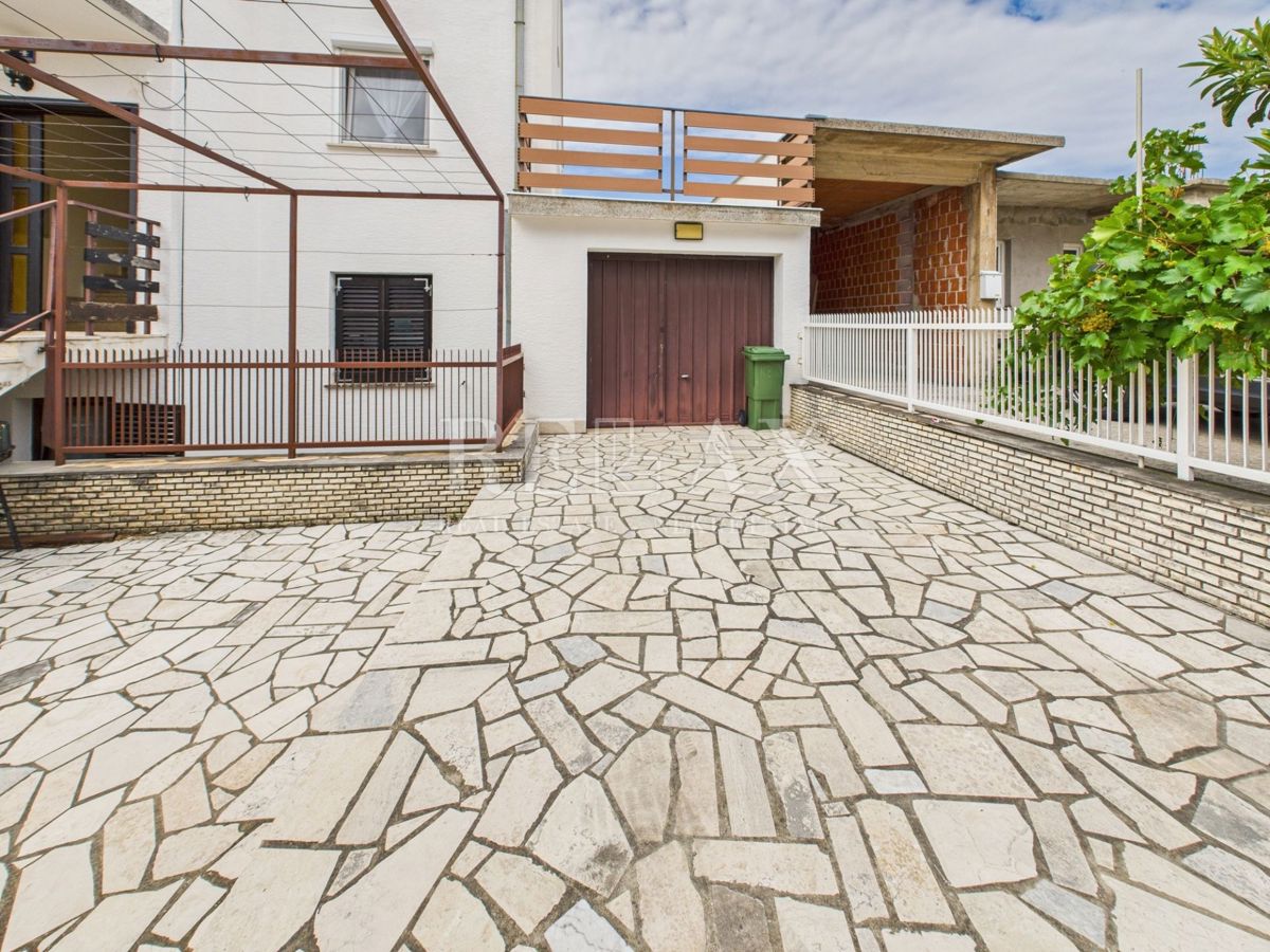 Crikvenica – Appartamento trilocale con garage e mansarda non rifinita