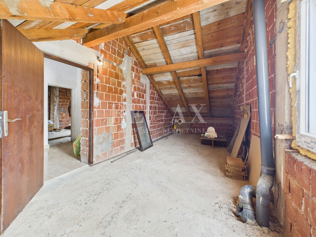 Crikvenica – Appartamento trilocale con garage e mansarda non rifinita