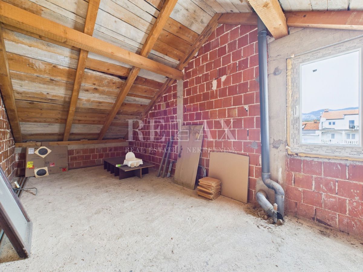 Crikvenica – Appartamento trilocale con garage e mansarda non rifinita