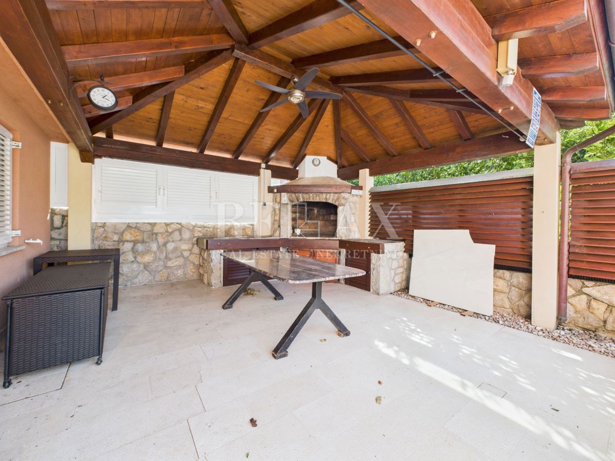 Novi Vinodolski - casa con piscina in ottima posizione