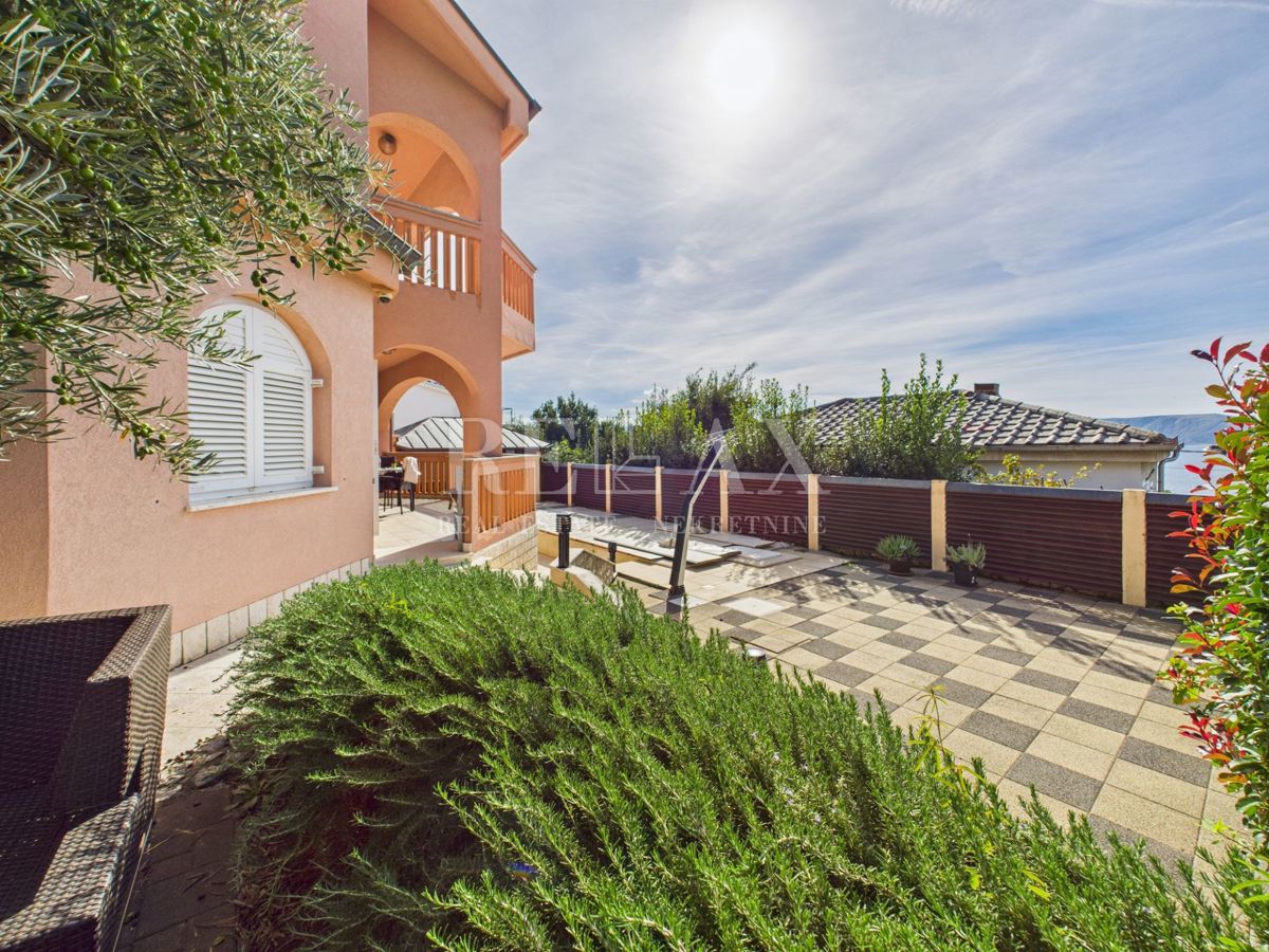 Novi Vinodolski - casa con piscina in ottima posizione