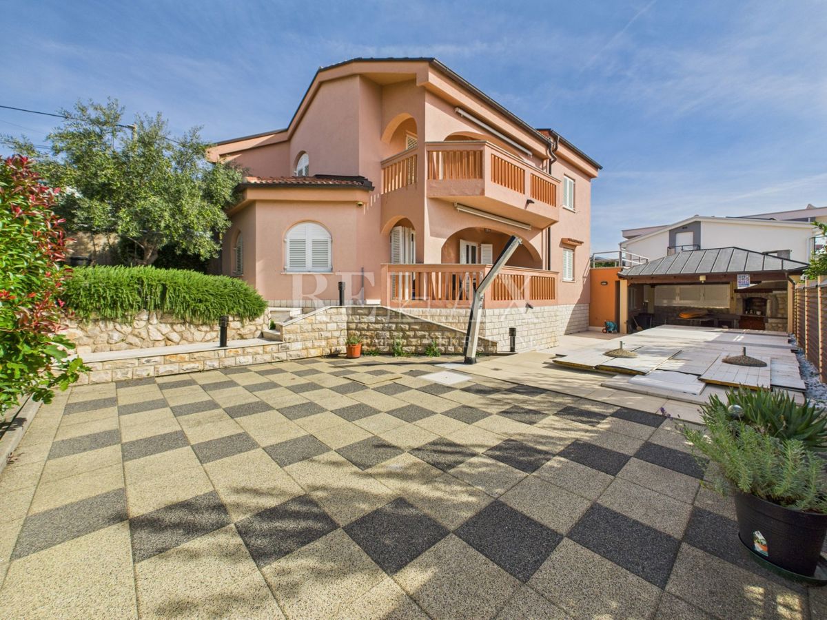 Novi Vinodolski - casa con piscina in ottima posizione