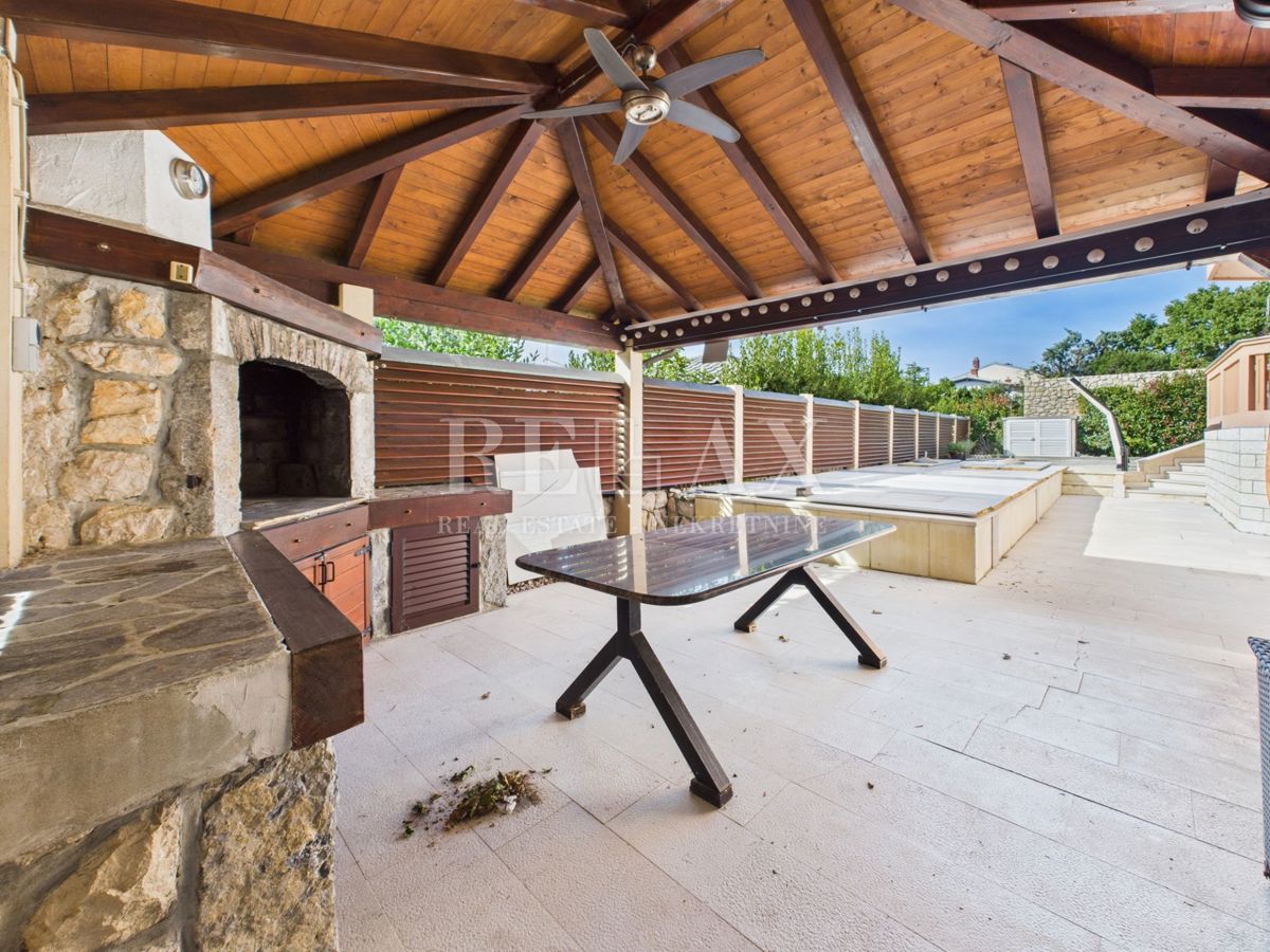 Novi Vinodolski - casa con piscina in ottima posizione