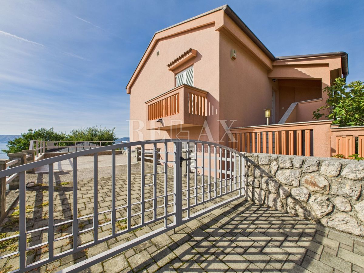 Novi Vinodolski - casa con piscina in ottima posizione