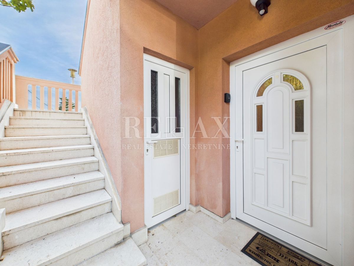 Novi Vinodolski - casa con piscina in ottima posizione