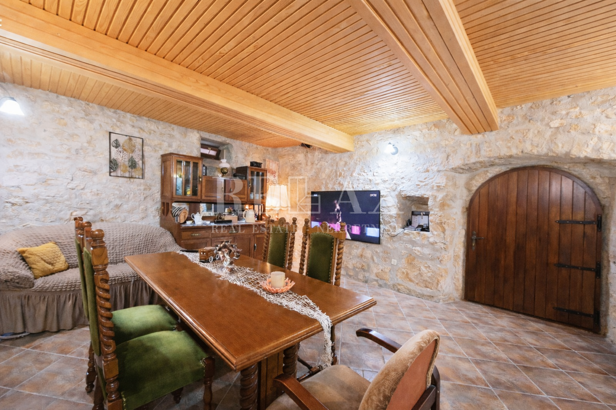 Tribalj - casa in pietra con vista lago