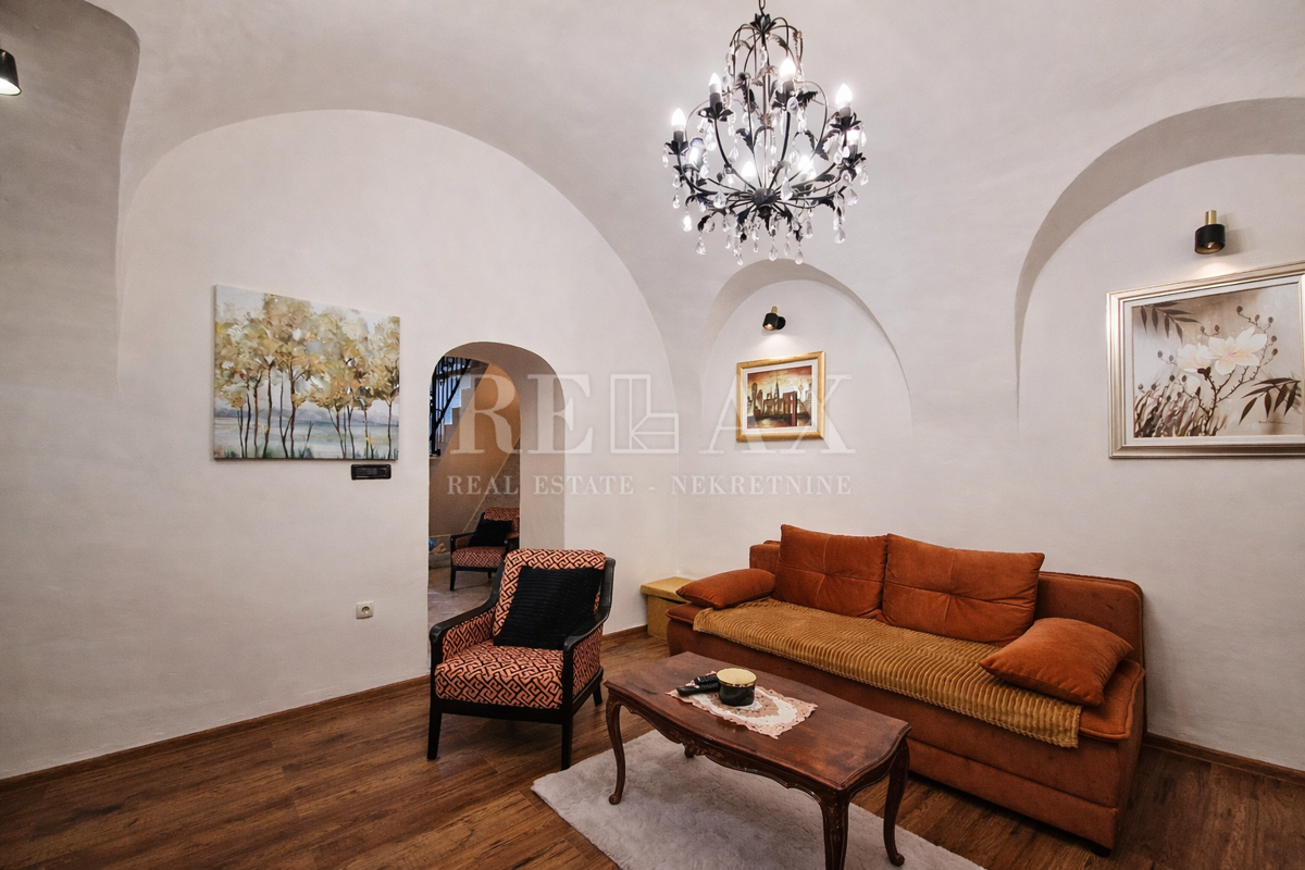 Tribalj - casa in pietra con vista lago