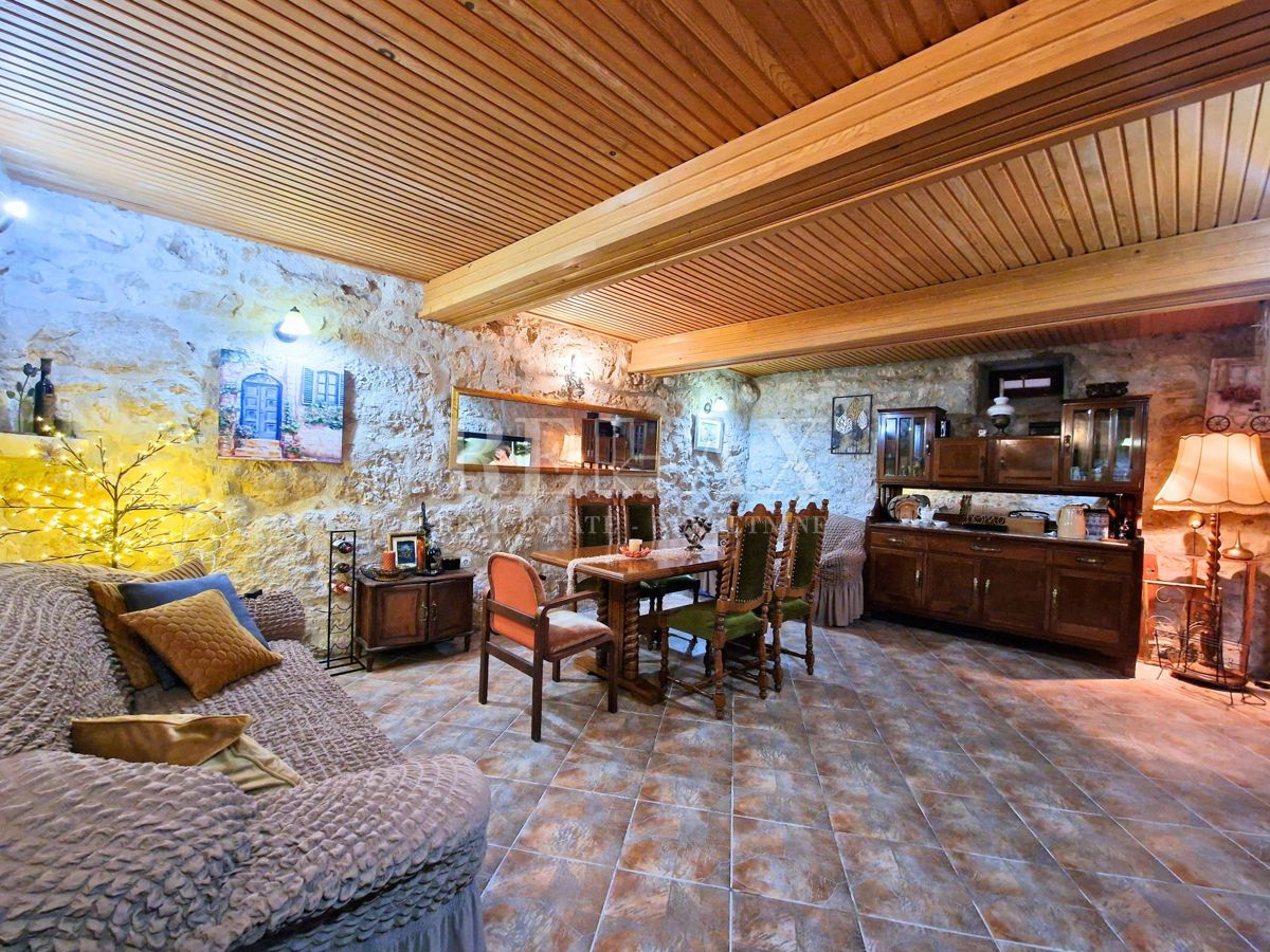 Tribalj - casa in pietra con vista lago