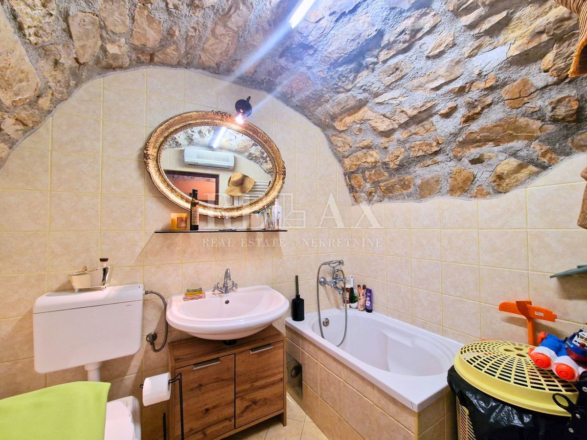 Tribalj - casa in pietra con vista lago