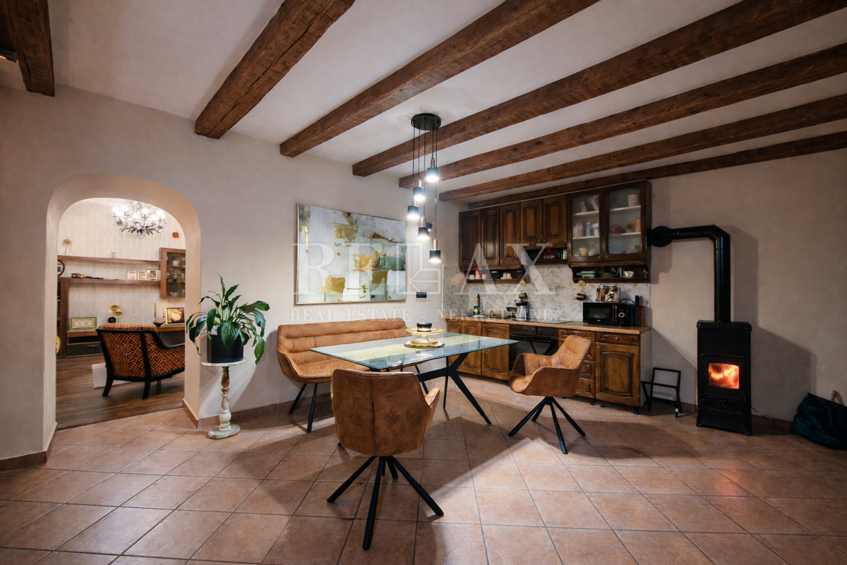 Tribalj - casa in pietra con vista lago