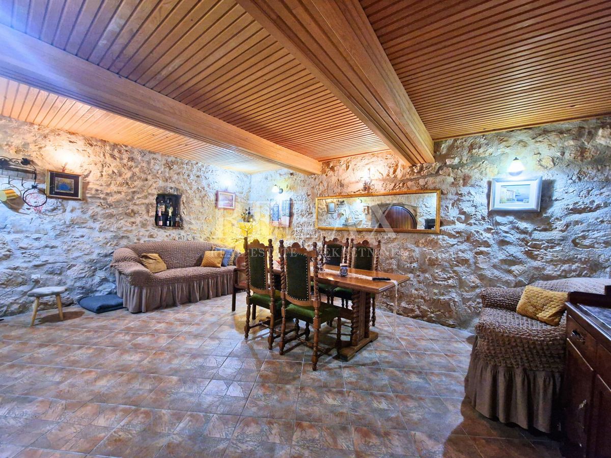 Tribalj - casa in pietra con vista lago