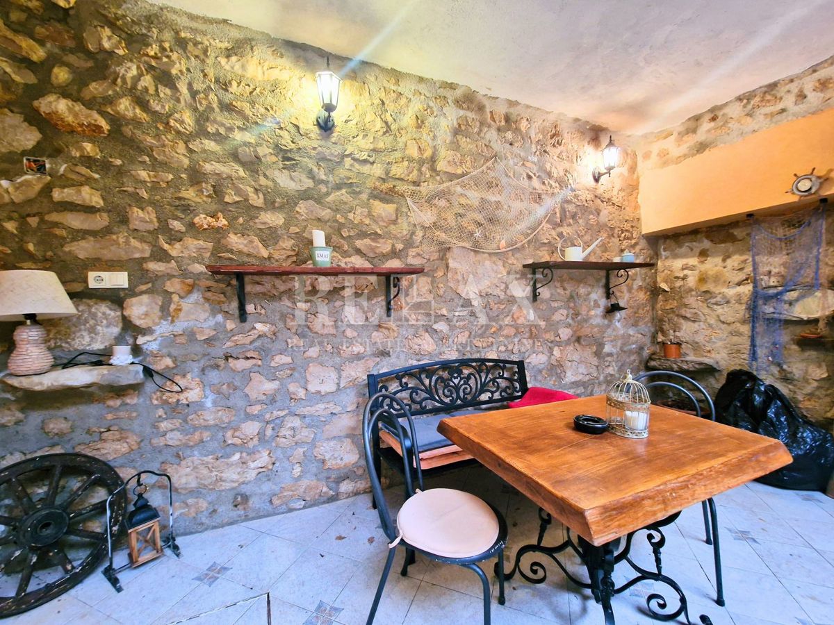 Tribalj - casa in pietra con vista lago