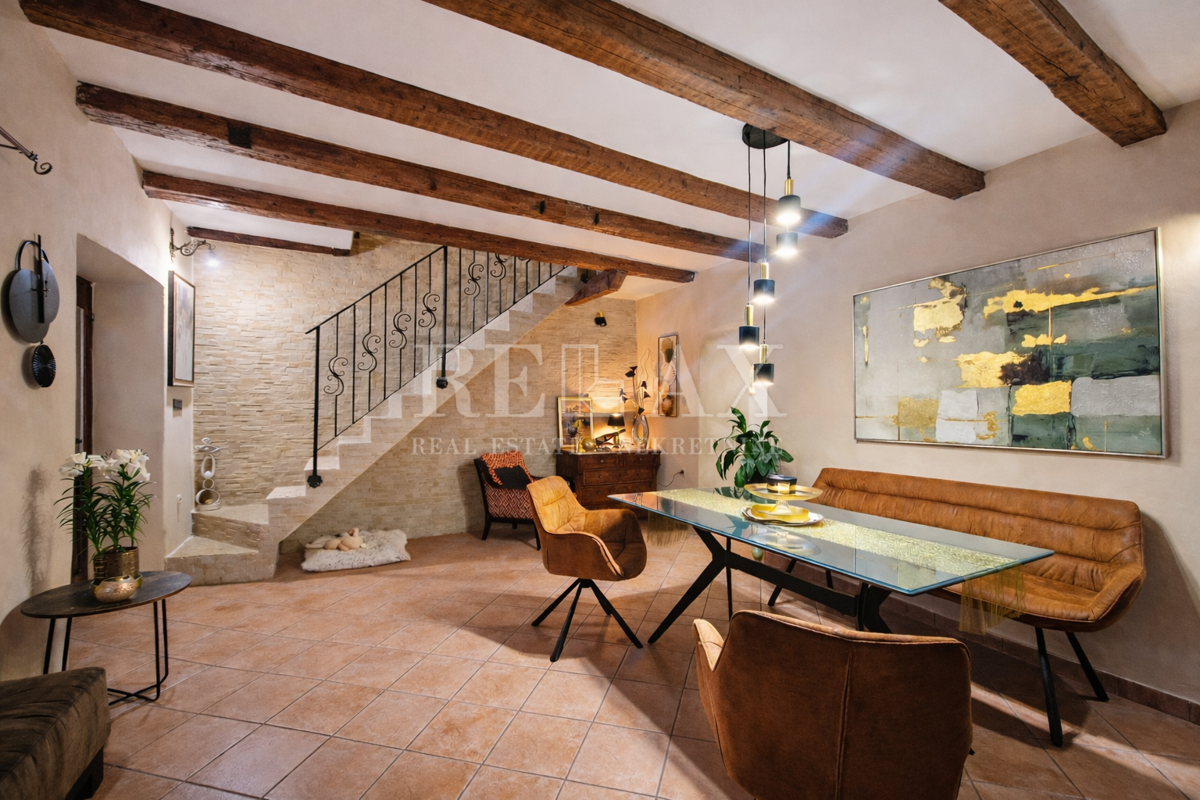 Tribalj - casa in pietra con vista lago