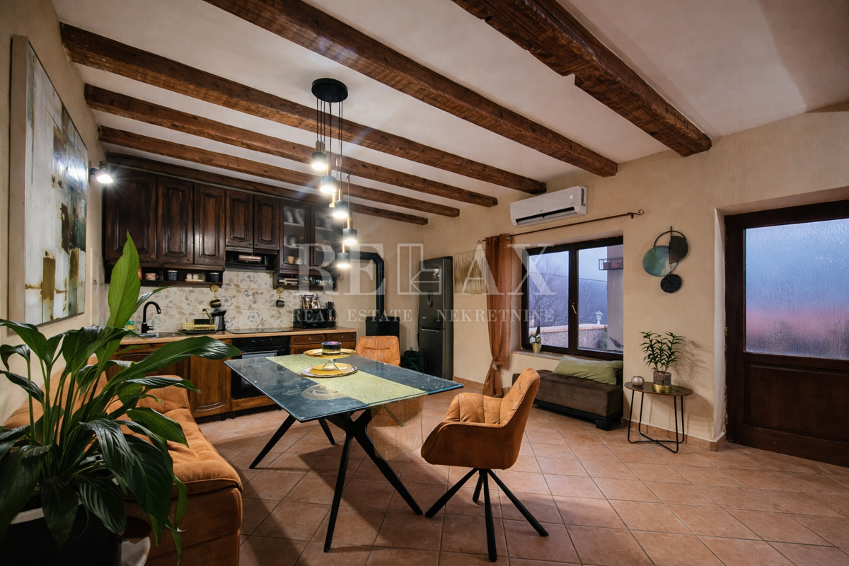 Tribalj - casa in pietra con vista lago