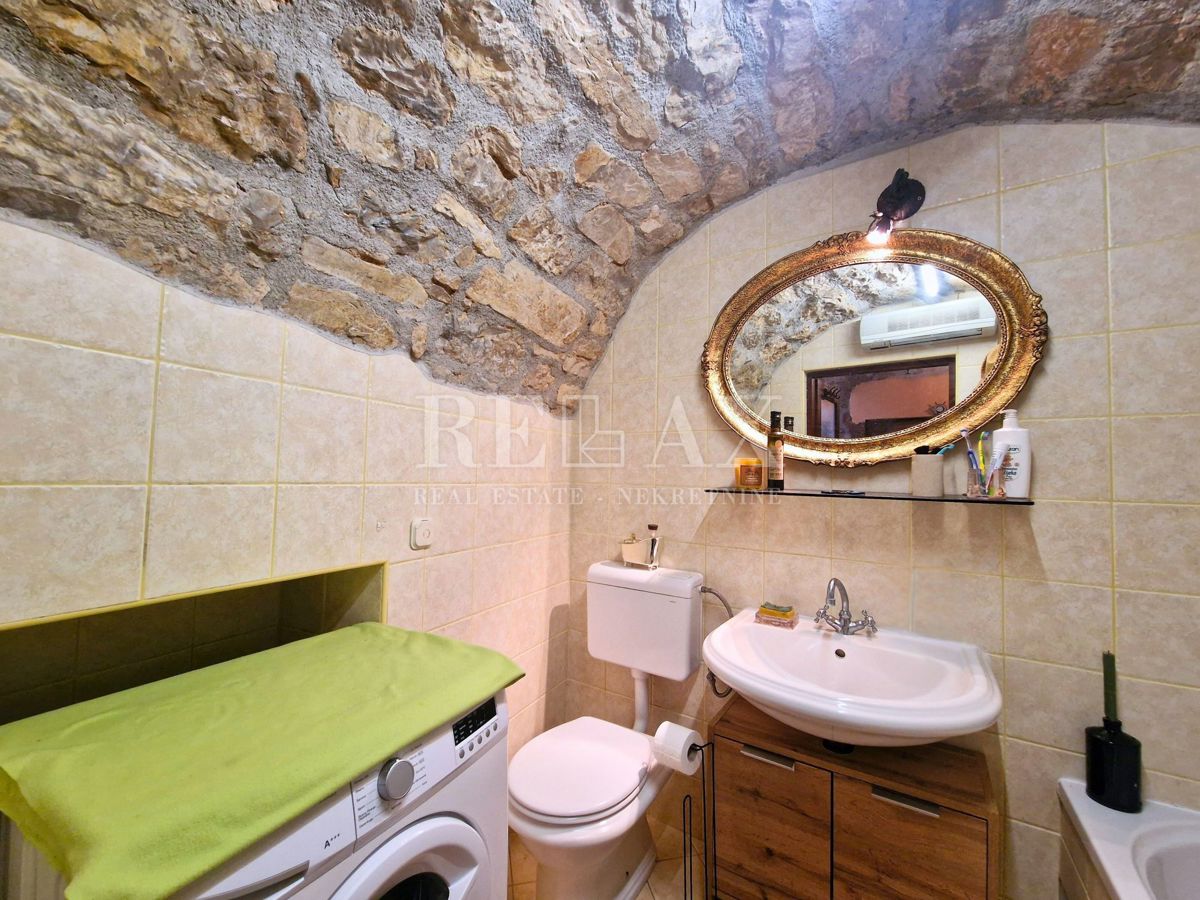 Tribalj - casa in pietra con vista lago