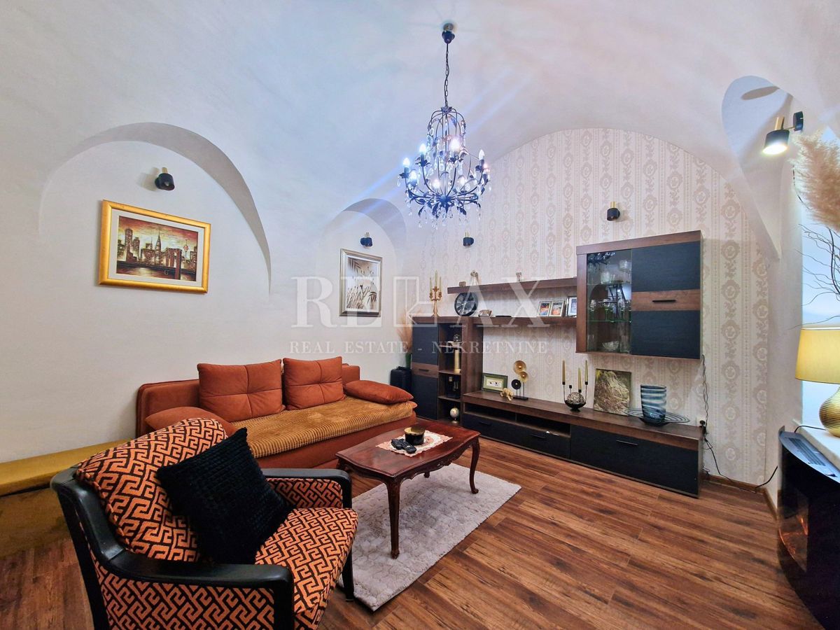 Tribalj - casa in pietra con vista lago