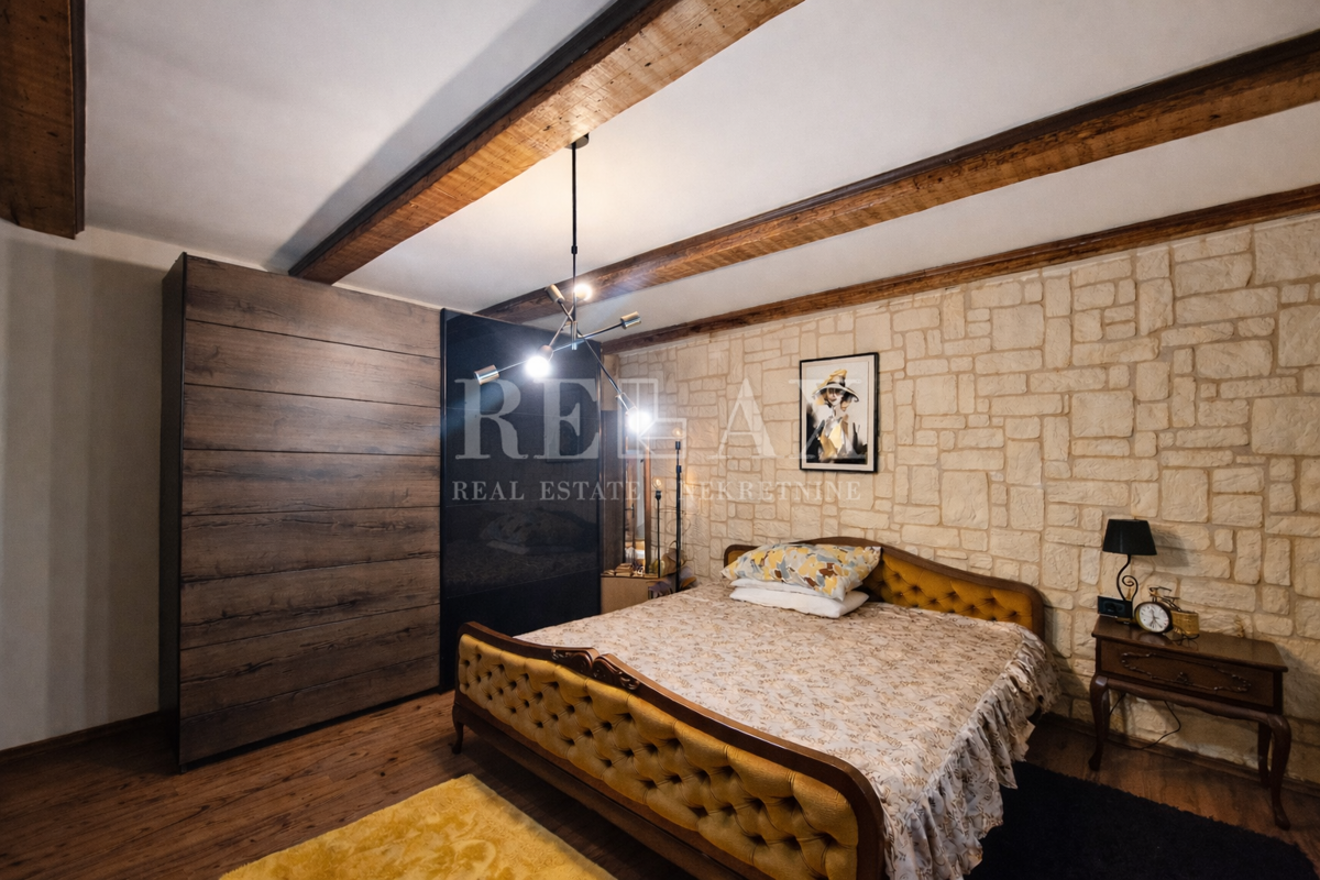 Tribalj - casa in pietra con vista lago