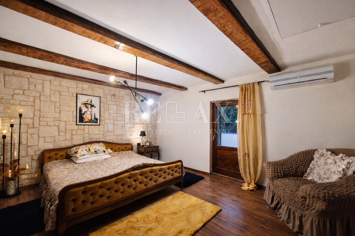 Tribalj - casa in pietra con vista lago