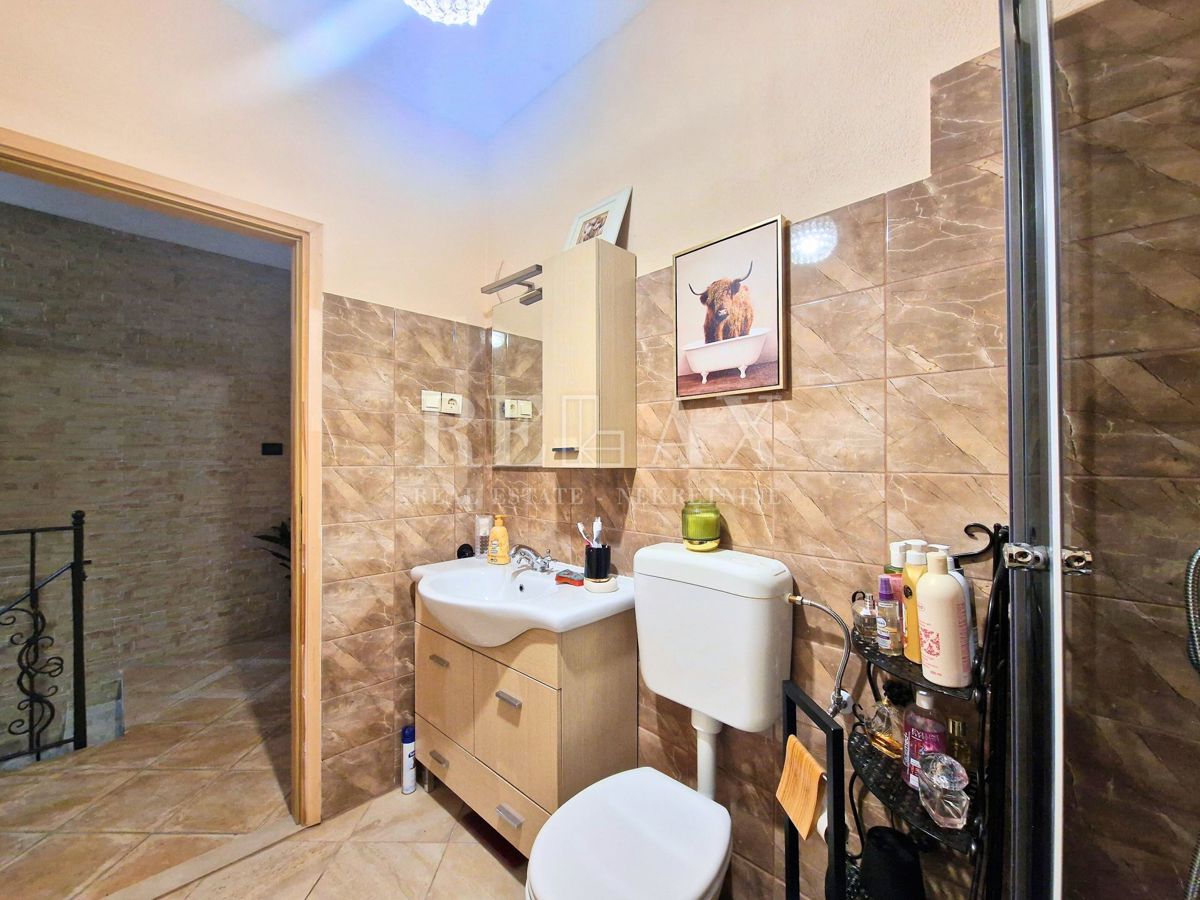 Tribalj - casa in pietra con vista lago