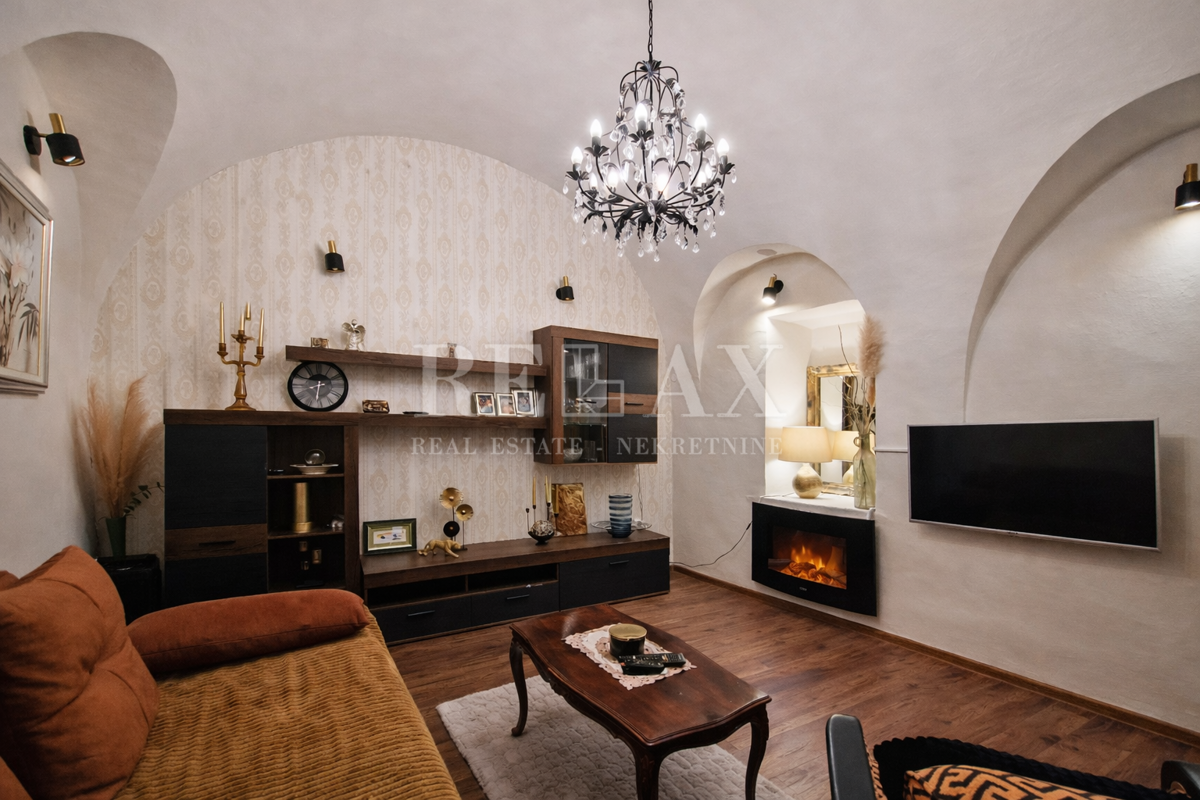 Tribalj - casa in pietra con vista lago