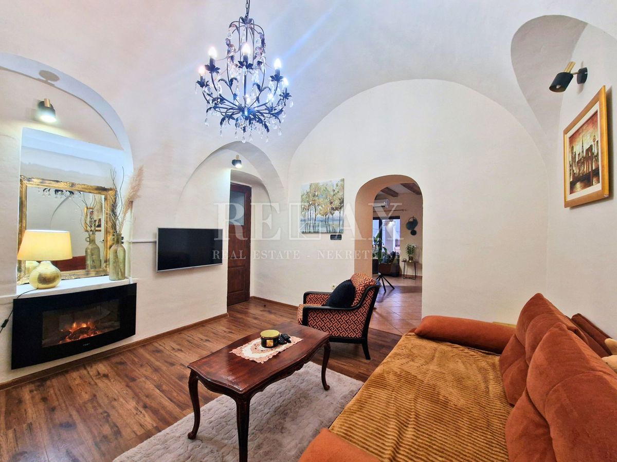 Tribalj - casa in pietra con vista lago