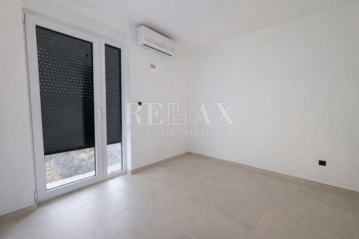 Jadranovo - villa bifamiliare con piscina e giardino