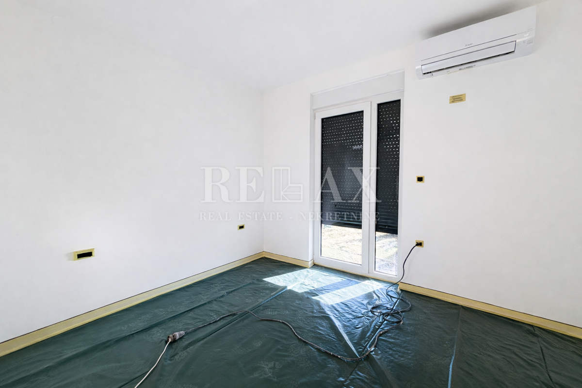 Jadranovo - villa bifamiliare con piscina e giardino