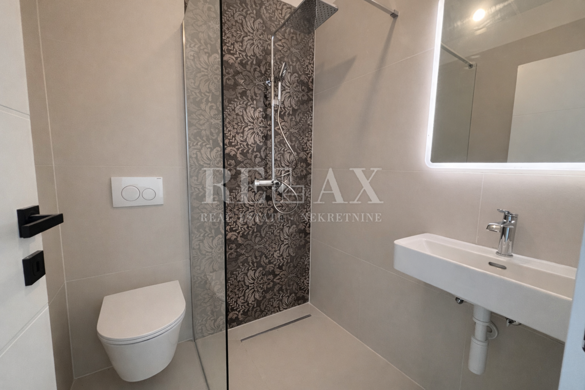 Jadranovo - villa bifamiliare con piscina e giardino