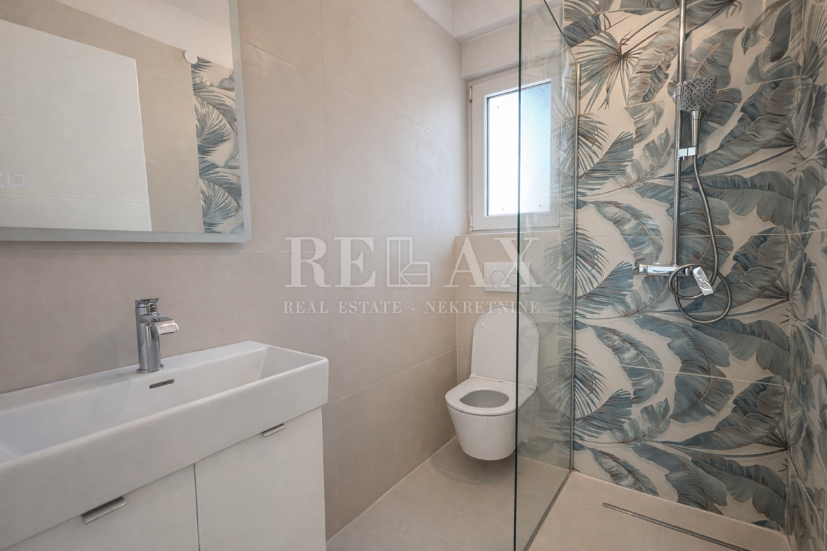 Jadranovo - villa bifamiliare con piscina e giardino