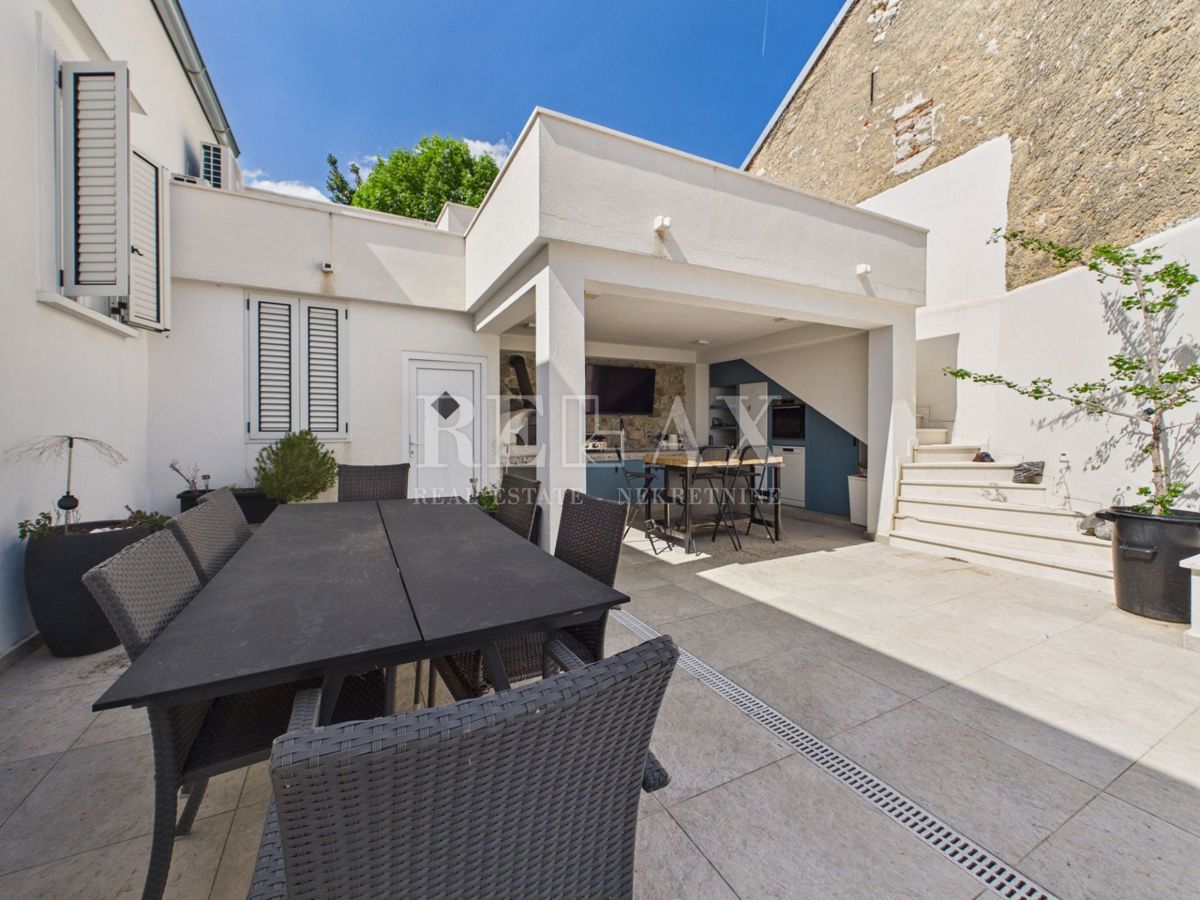 Bribir – Casa in pietra ristrutturata con interni moderni e piscina