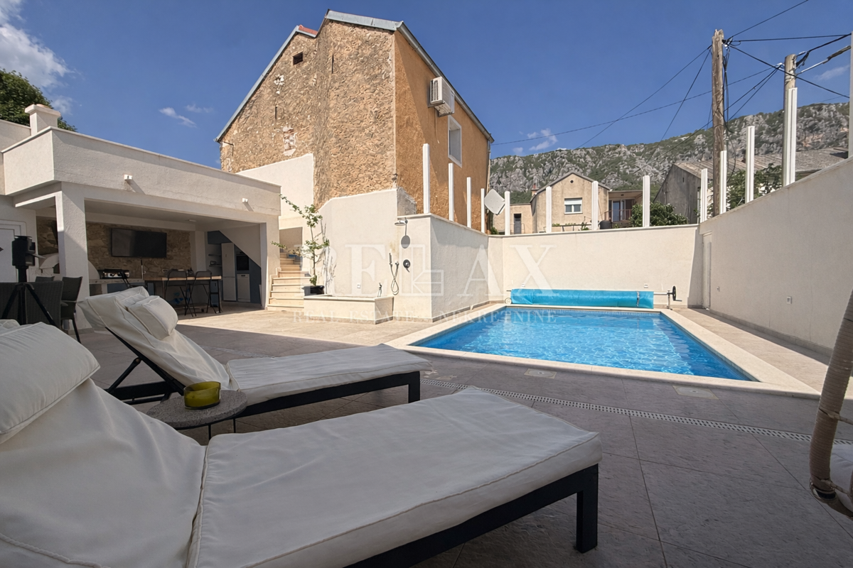 Bribir – Casa in pietra ristrutturata con interni moderni e piscina