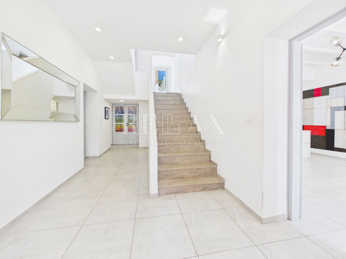 Bribir – Casa in pietra ristrutturata con interni moderni e piscina