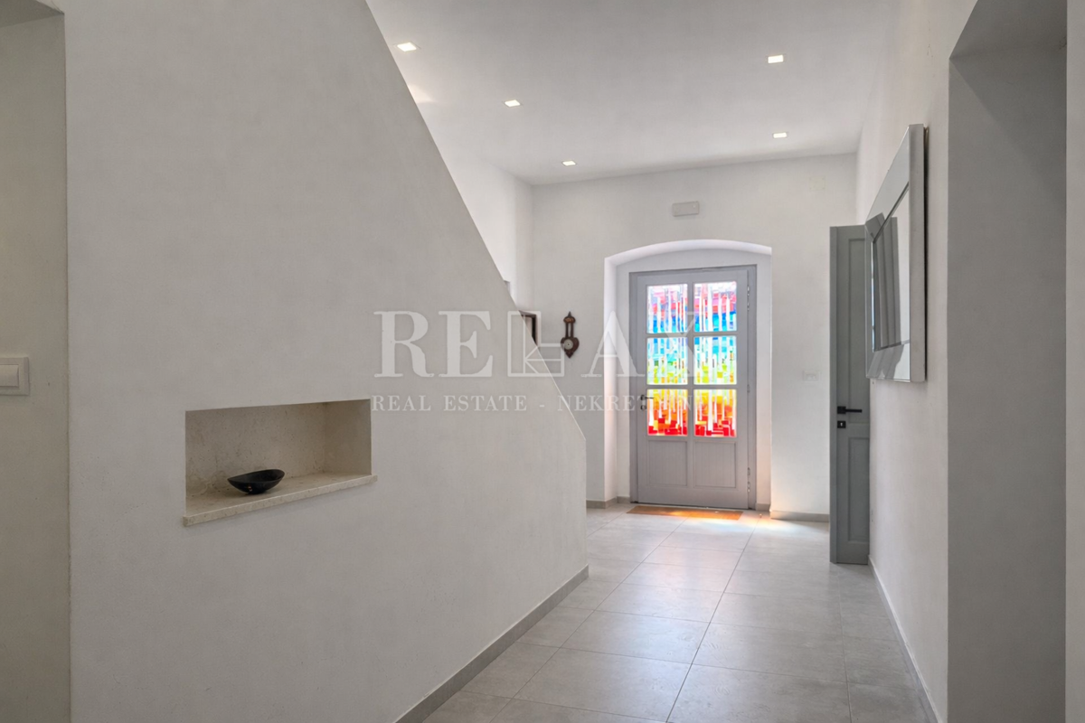 Bribir – Casa in pietra ristrutturata con interni moderni e piscina