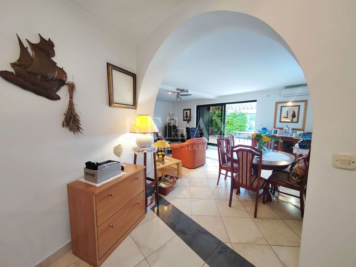  Isola di Krk, Dobrinj - casa circondata dal verde