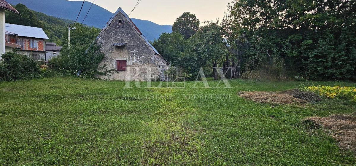 Krasno - casa da ristrutturare con terreno e due edifici