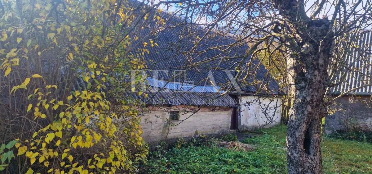 Krasno - casa da ristrutturare con terreno e due edifici